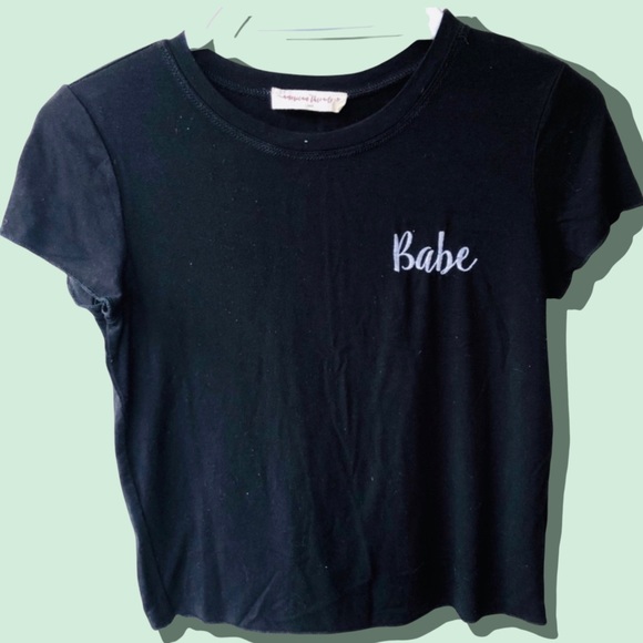 American Threads Tops - 🖤 “BABE” EMBROIDERED TEE
